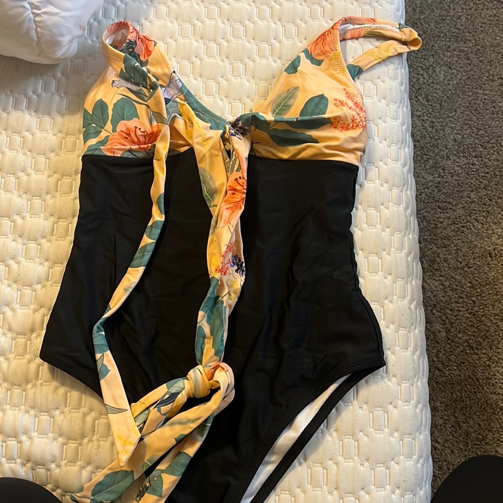 Brand new CUPSHE one piece bathing suit!